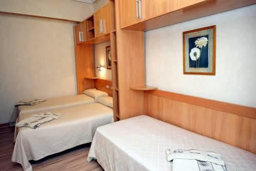 Hostal De La Torre Hostal Economico Valladolid Exterior foto